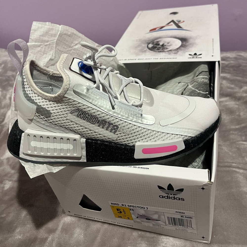 adidas NMD R1
Spectoo NASA Dash Grey (GS)